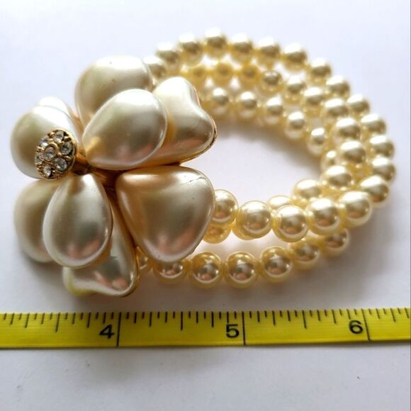 CLASSIC PEARL  Costume BRACELET ❤️ With Floral Accent. - Picture 1 of 7